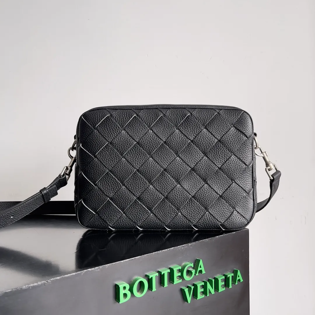Those who have touched Batch 1820 cowhide with lychee pattern must understand that it is soft and high-grade. BOTTEGA VENETA's 2024 new men's INTRECCIATO woven camera bag uses lychee pattern and classic weaving to enhance the texture of the entire bag. It is durable and the matte material is very suitable for autumn and winter wear. In terms of capacity, this bag is not inferior to other bags. It has compartments inside, making it easy to store important things. Style number: 755925 Size: 29*19.5*7.5cm